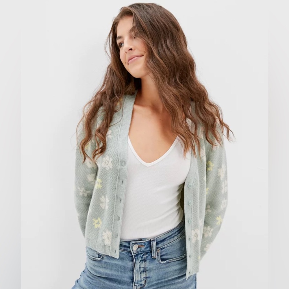 AE Cropped Flower Cardigan
